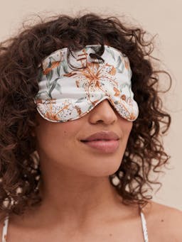 Silk eye mask lilium cream Silk Eye Mask Desmond & Dempsey    - Collagerie