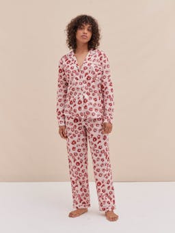 Long pyjama set chamomile print pink/red Long Pyjama Set Desmond & Dempsey    - Collagerie