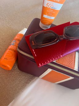 The bright red glasses case  London Velvet    - Collagerie