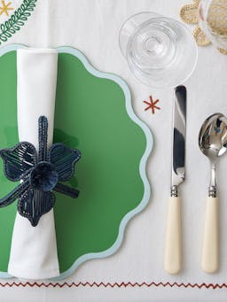 Wiggle placemat in white and green  Domenica Marland    - Collagerie