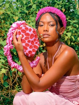 Arnoldi daisy hand-beaded clutch in pink and red Clutch bag BrunnaCo    - Collagerie