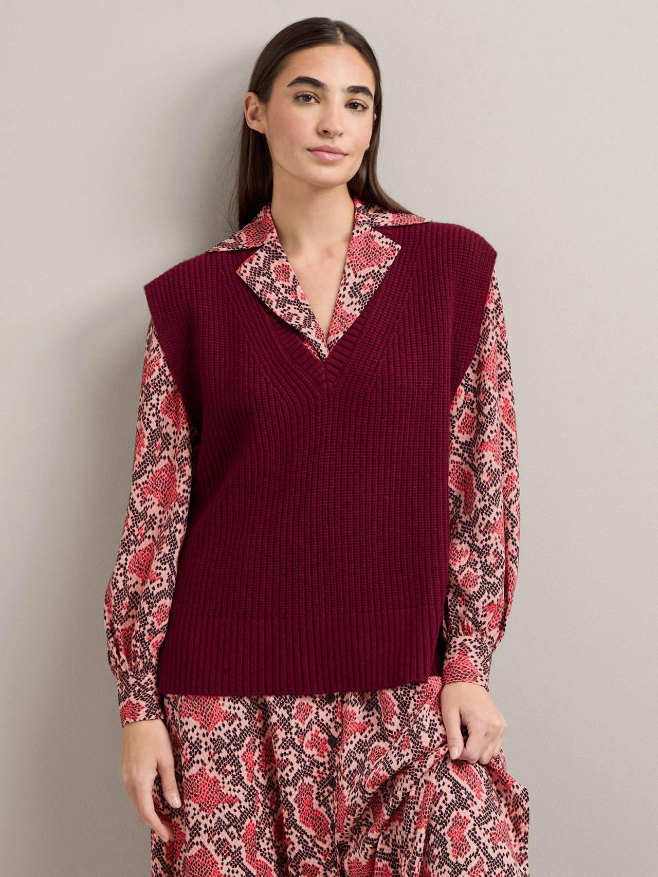 Burgundy Janice cashmere blend v neck sleeveless jumper Knit Cefinn    - Collagerie