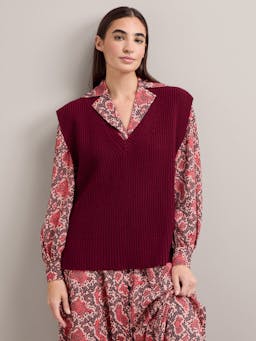 Burgundy Janice cashmere blend v neck sleeveless jumper Knit Cefinn    - Collagerie