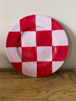 Big checkmate plate, red and pink  Silo Studio    - Collagerie