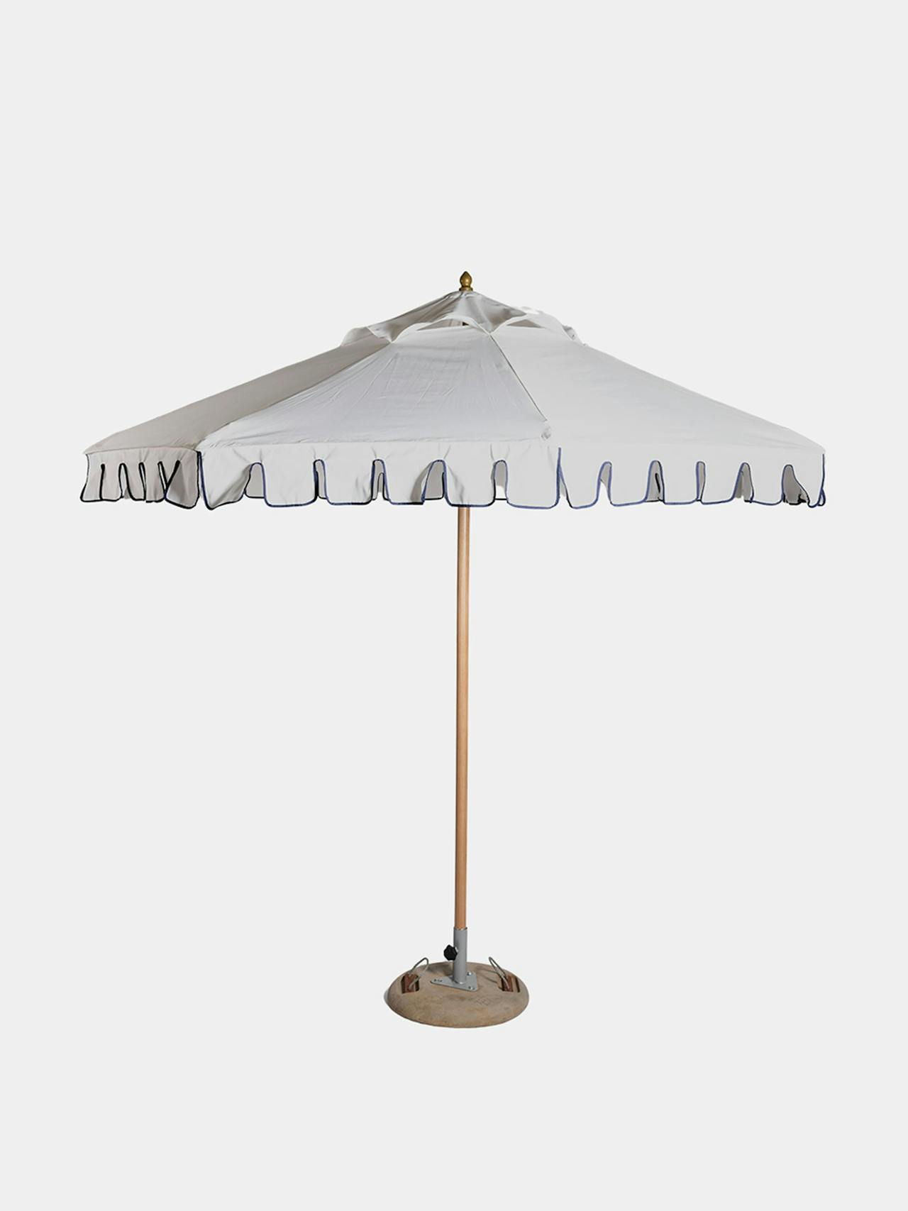 Scalloped parasol with navy trim in ecru, 400cm