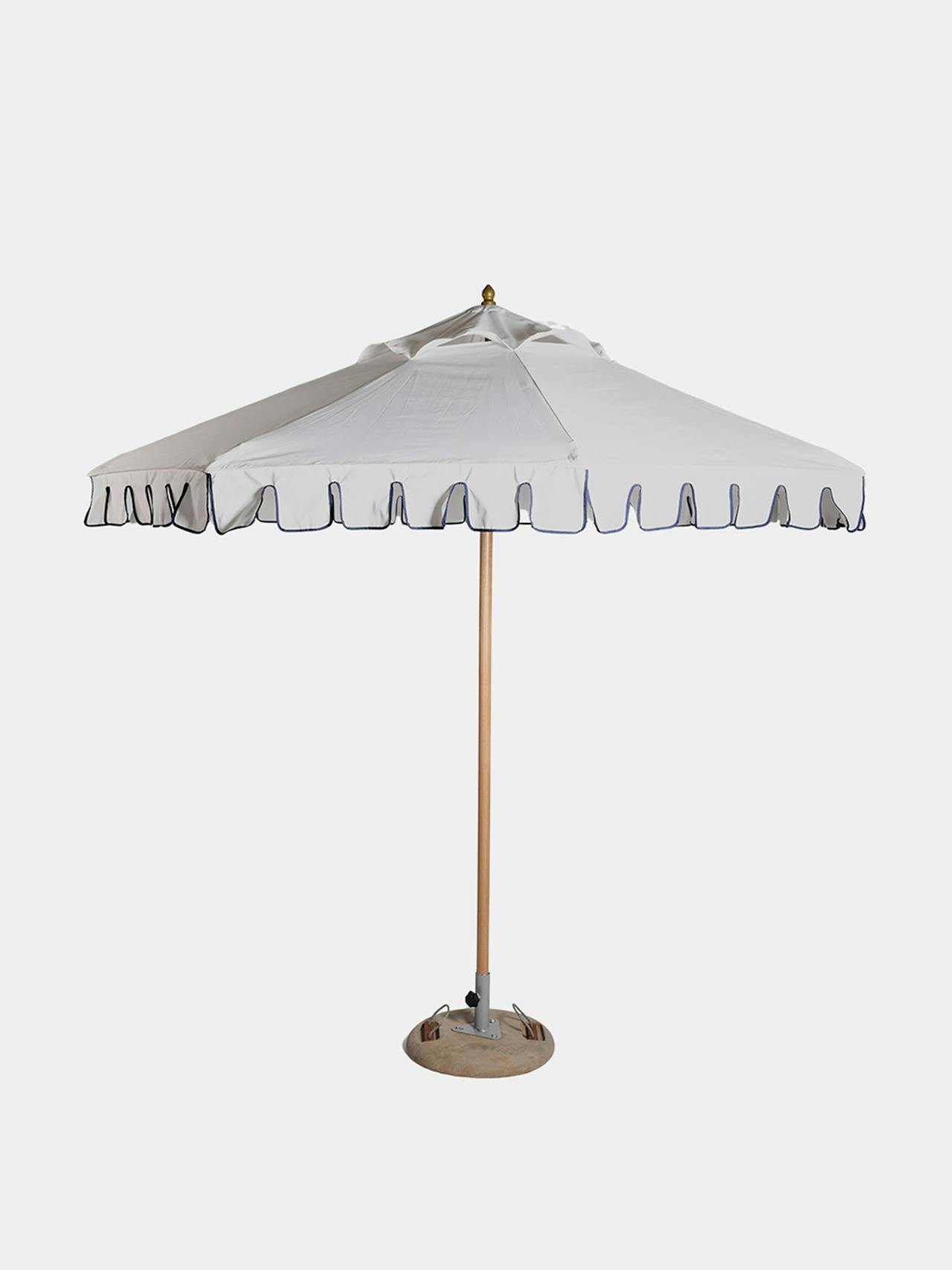 Scalloped parasol with navy trim in ecru, 300cm