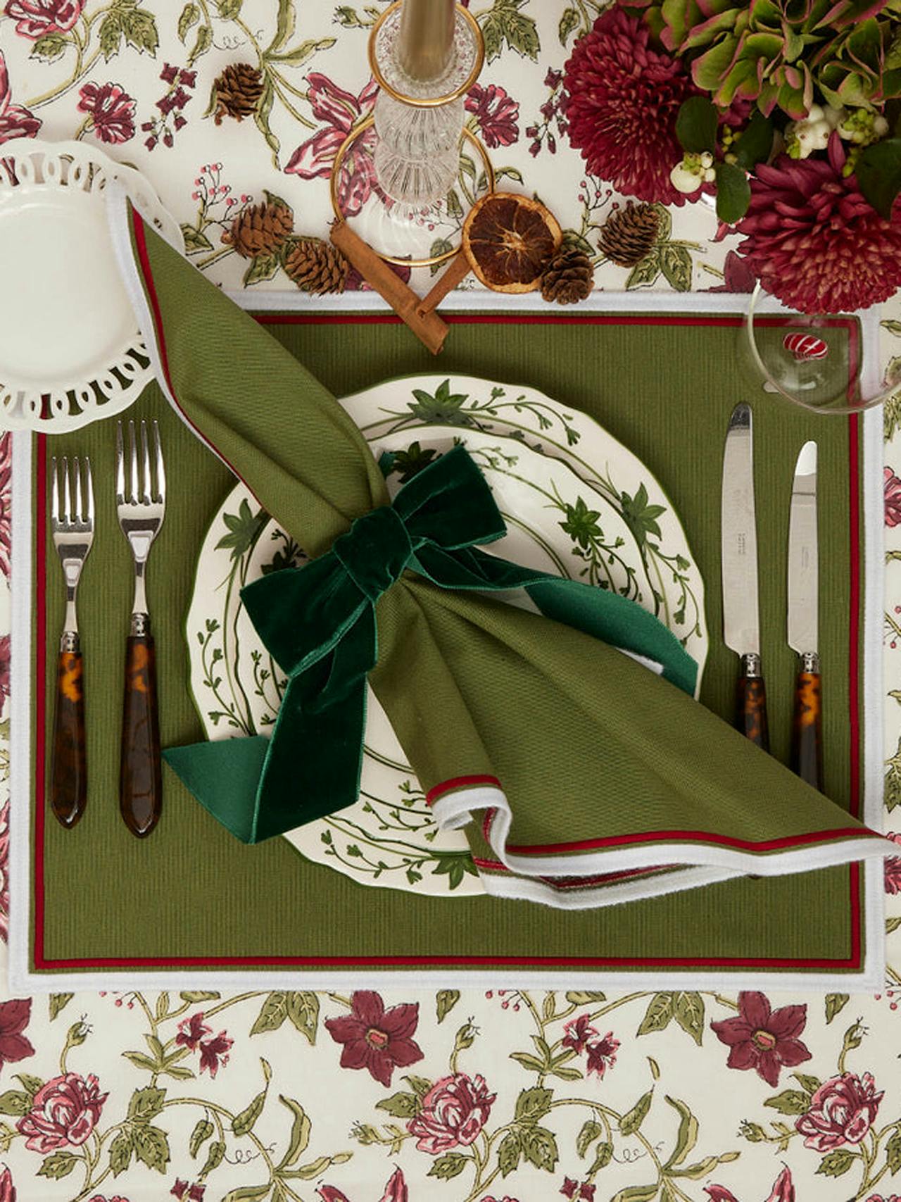 Festive green napkins and placemats, set of 4 Interiors Maison Margaux    - Collagerie