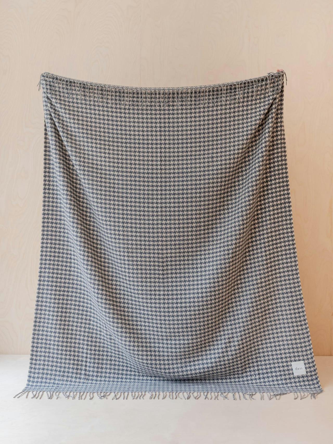 Cashmere blanket in charcoal star houndstooth