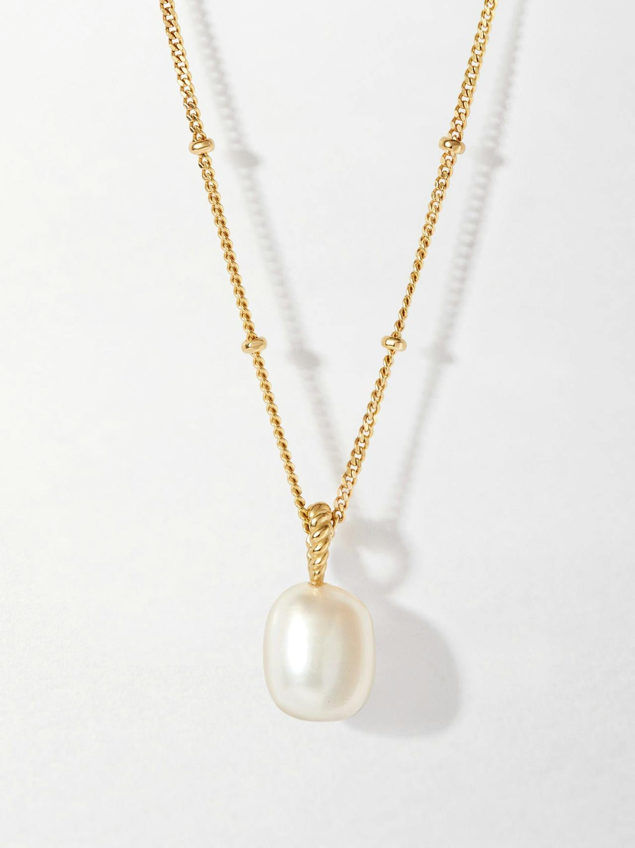 Marine pearl necklace