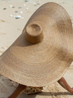 Solana oversized straw hat in toasted beige Straw hats BrunnaCo    - Collagerie