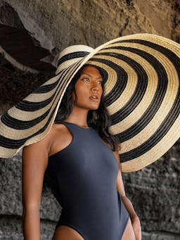 Solana oversized striped straw hat in black and natural Straw hats BrunnaCo    - Collagerie