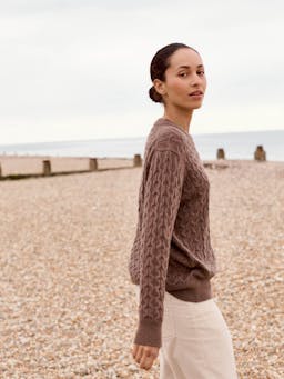 The cable crew in mocha Jumper Navygrey    - Collagerie