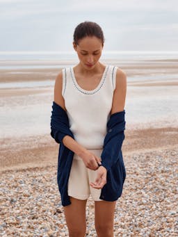 The knitted vest in ecru Vest Navygrey    - Collagerie