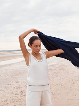 The knitted vest in ecru Vest Navygrey    - Collagerie