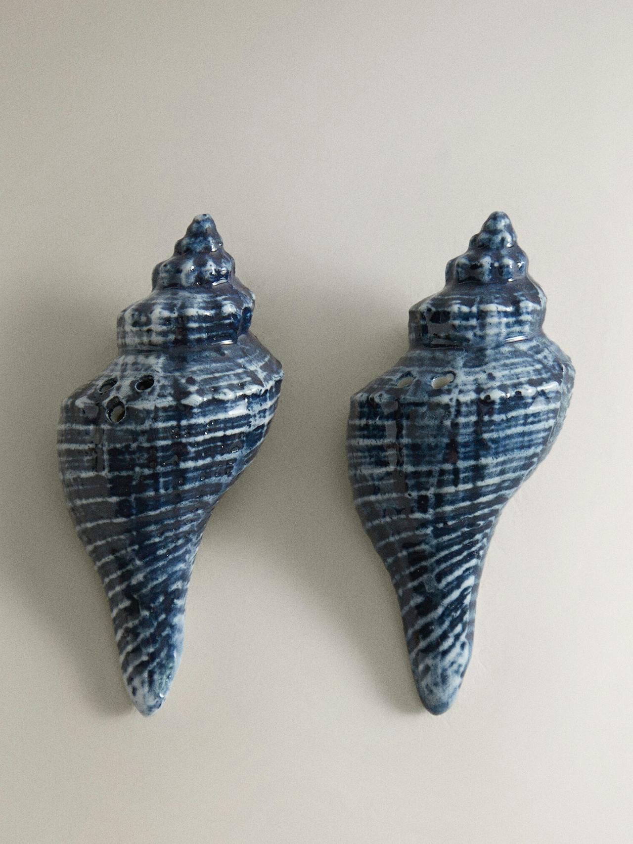 Conch shell salt and pepper shakers (set of 2)