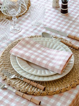 Scalloped natural abaca placemat Interiors Rebecca Udall    - Collagerie