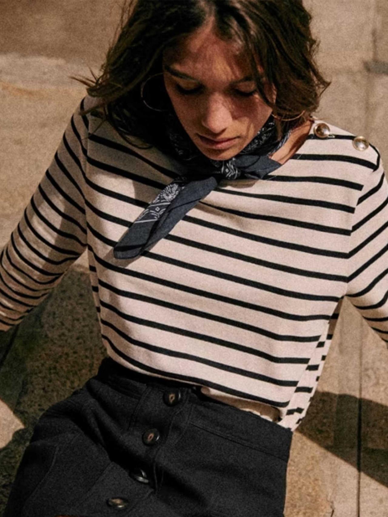 parisgirl-holding-sezane-crop