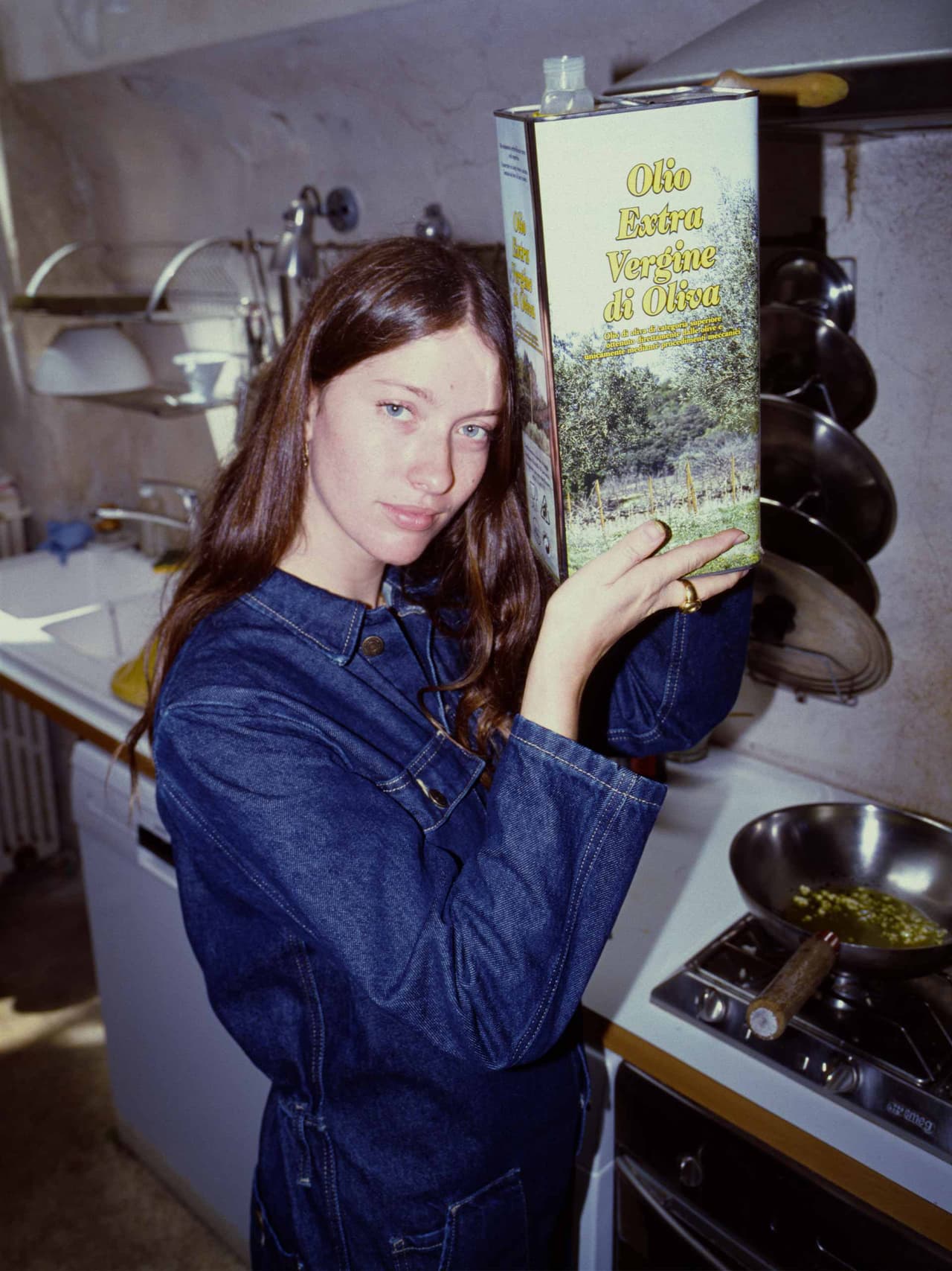 alice-moireau-holding-2