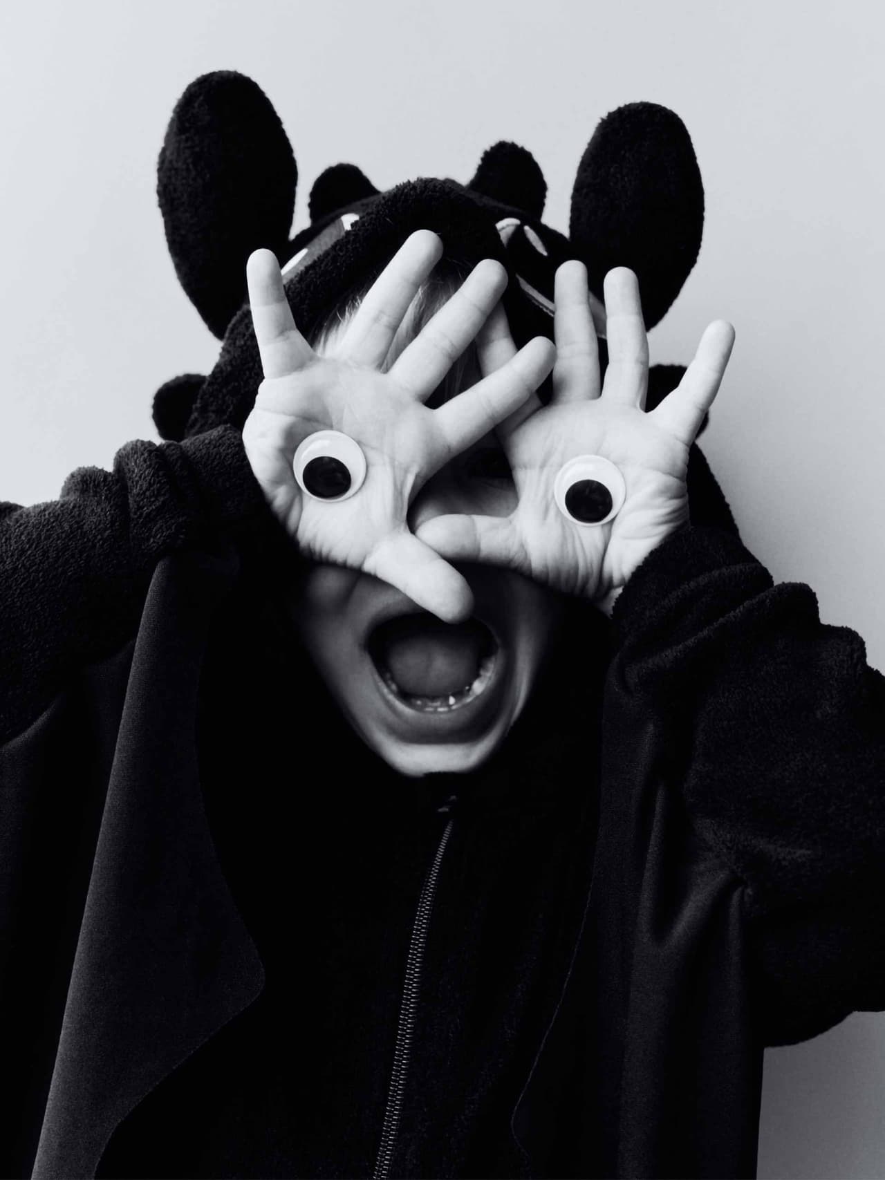 kidshalloween-holding-hm-kids