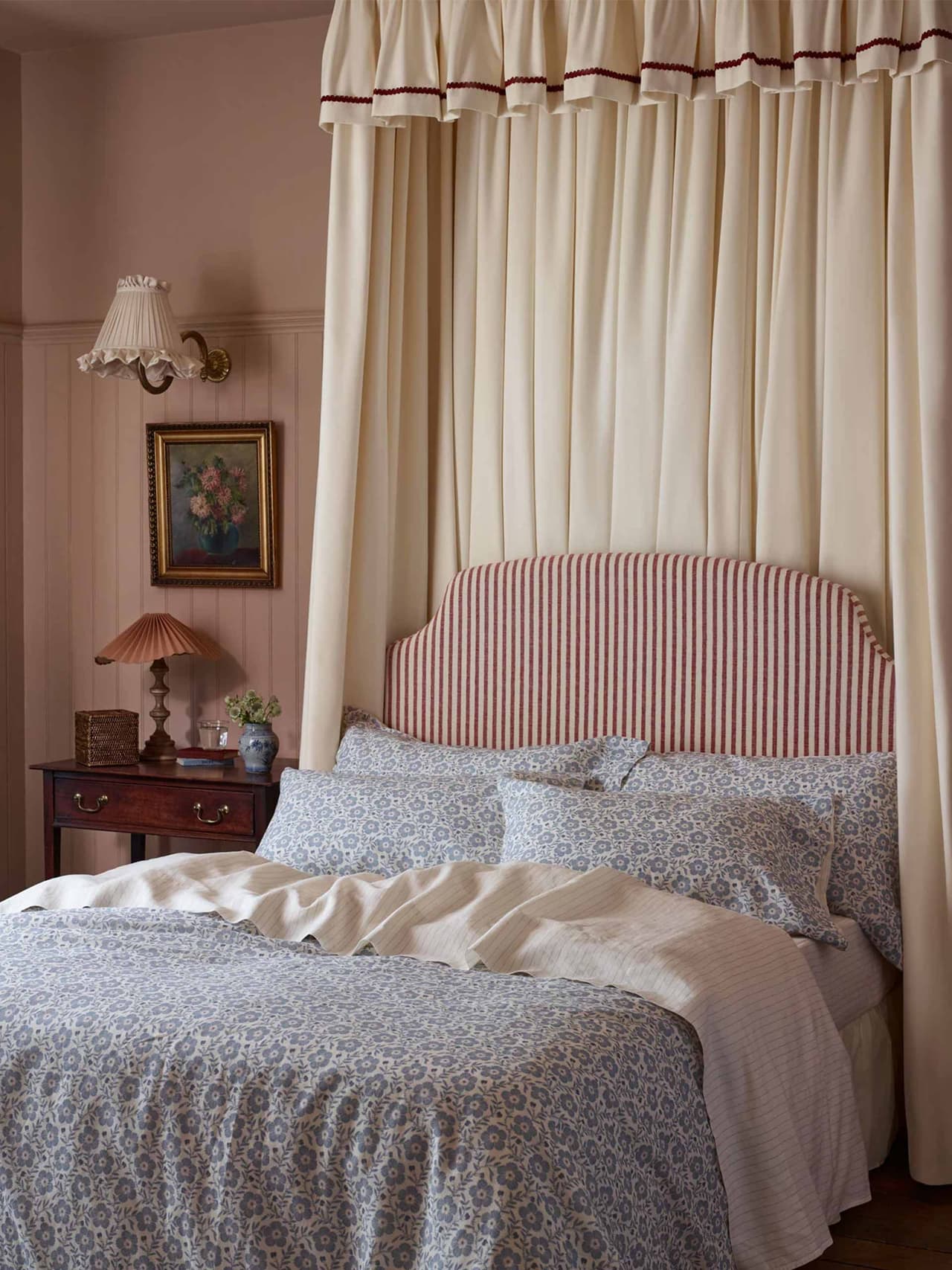 bedroom-holding-piglet-in-bed