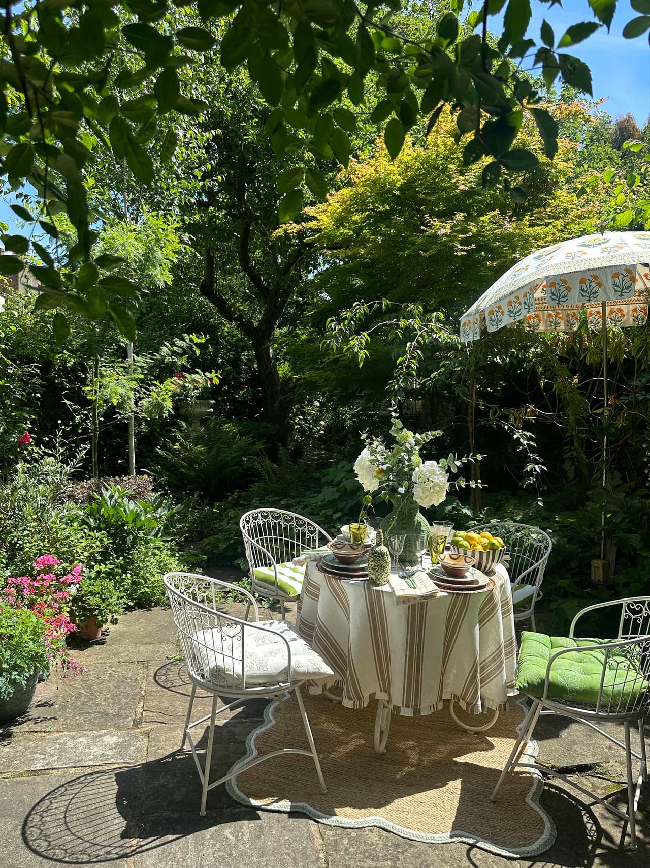 summer-table-main-holding
