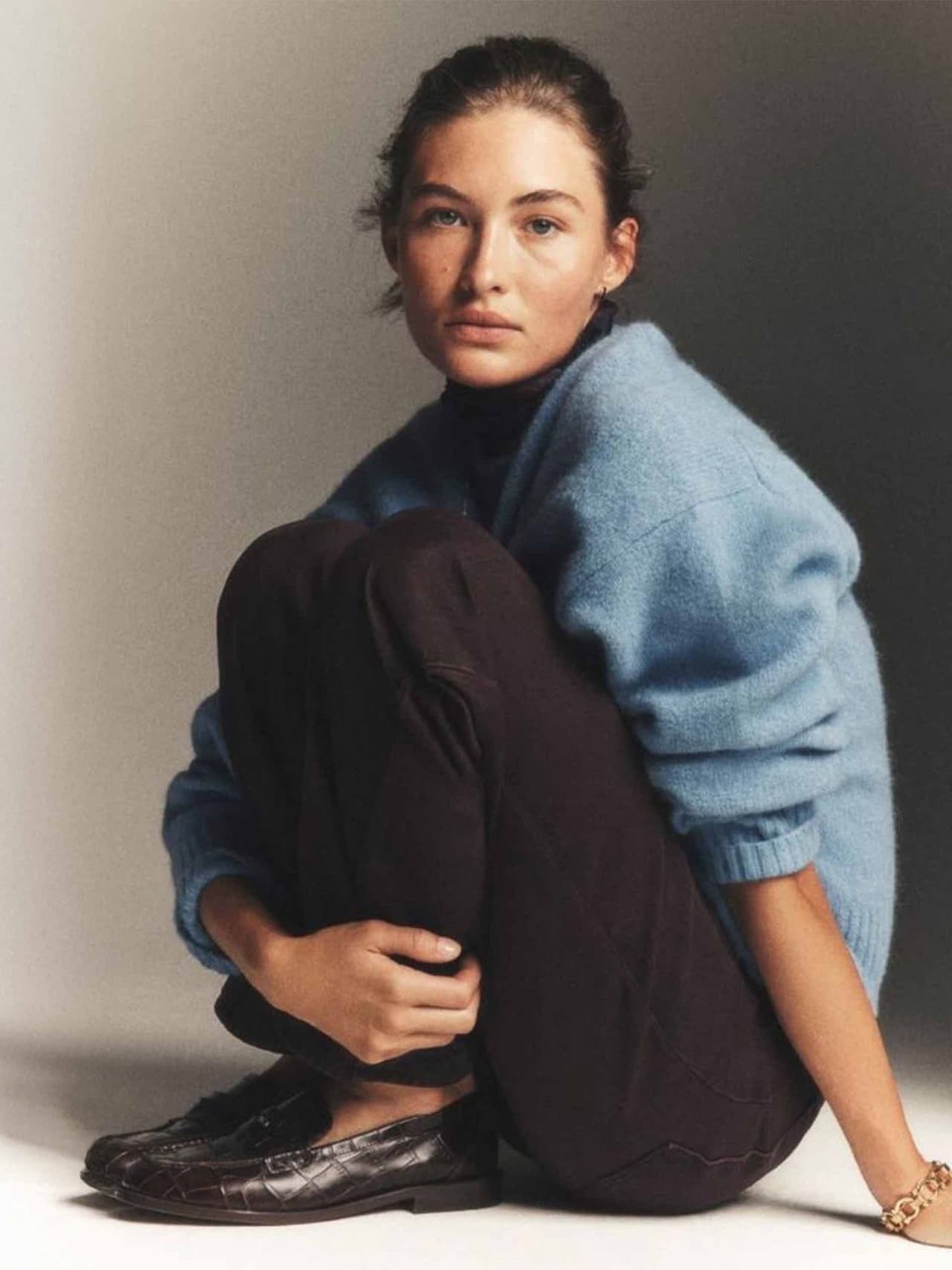 brown-blue-holding-madewell